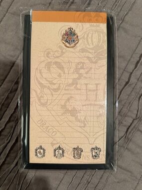 Warner Bros. Hogwarts Crest Beige & Black Lined Magnetic Notepad